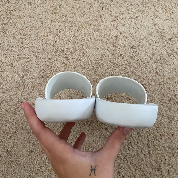 Louis Vuitton Sunbath Flat Mule - Picture 5 of 7